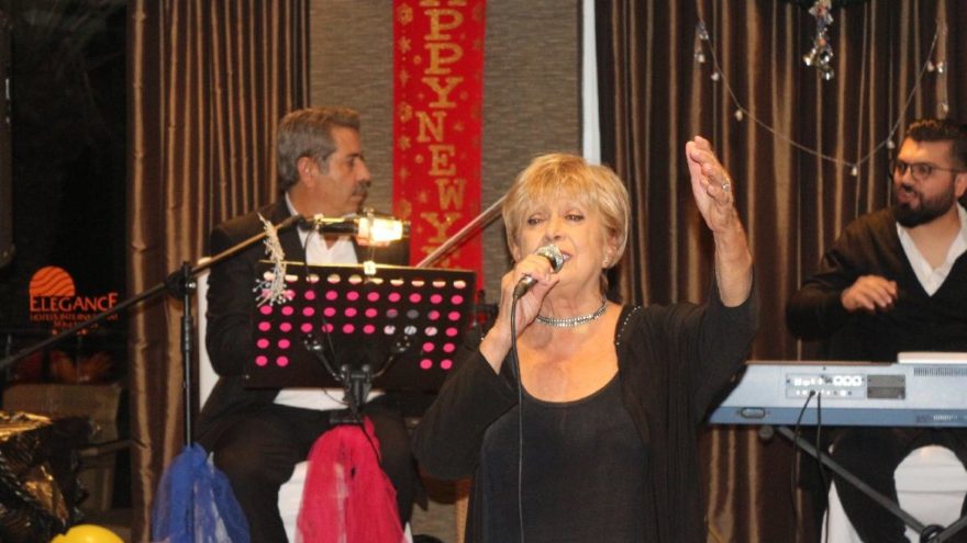 Şarkıcı Tülay Özer, sahnede fenalaştı