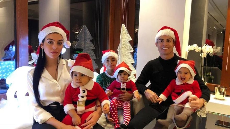 Cristiano Ronaldo ailesiyle Noel’i kutladı