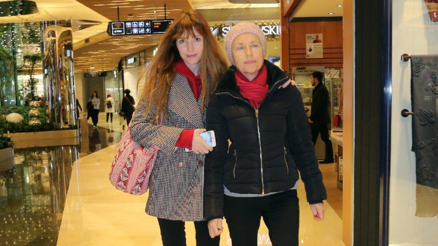 Selma Ergeç annesiyle sohbette