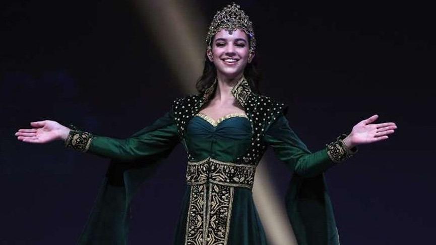 Tara De Vries Miss Universe ulusal kostümler yarışmasına Hürrem Sultan kıyafetiyle katıldı