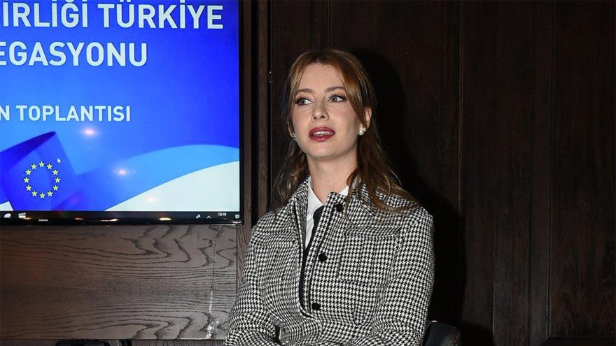 Tuba Ünsal’dan tek kullanımlık poşetlere karşı çanta