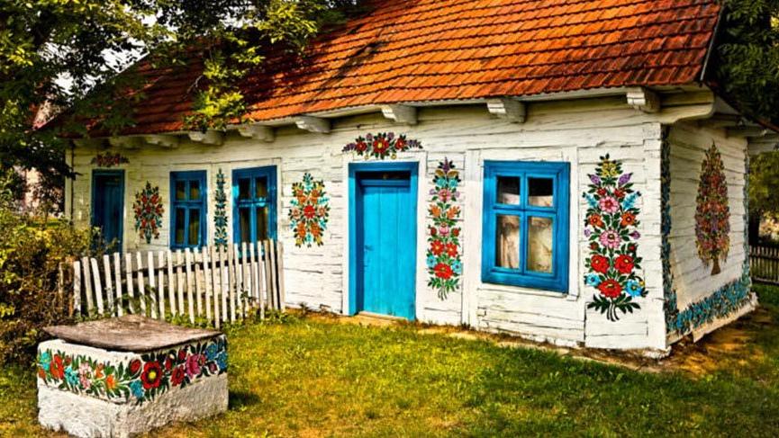 Baştan aşağı çiçek motifleriyle süslü kasaba