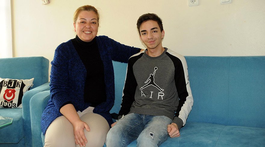 ASGARİ ÜCRET TESPİT KOMİSYONU TOPLANTISI'NA İLK KEZ KATILAN KADIN İŞÇİ OLMA ÖZELLİĞİNİ TAŞIYAN EVLİ VE 2 ÇOCUK ANNESİ GÜLDEN GÖRMEZ, EVİNİN KAPILARINI BASIN MENSUPLARINA AÇTI. FOTO:DHA