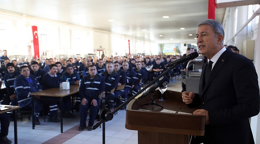 Milli Savunma Bakanı Hulusi Akar, Genelkurmay Başkanı Orgeneral Yaşar Güler ve Hava Kuvvetleri Komutanı Orgeneral Hasan Küçükakyüz, "teknoloji çınarı" olarak nitelendirilen 1. Hava Bakım Fabrikası işçileriyle bir araya geldi. fOTO AA