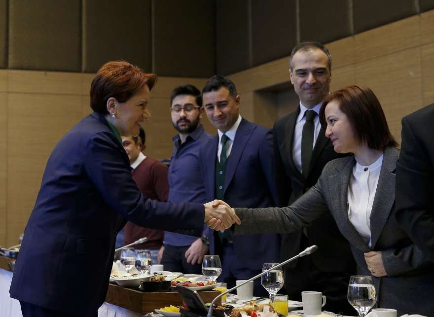 Akşener gazetecilerle bir araya geldi. Foto: AA