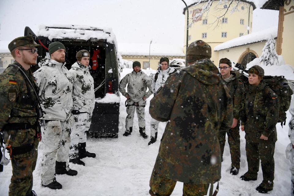 Almanya'da karları temizlemek için devreye askerler girdi.