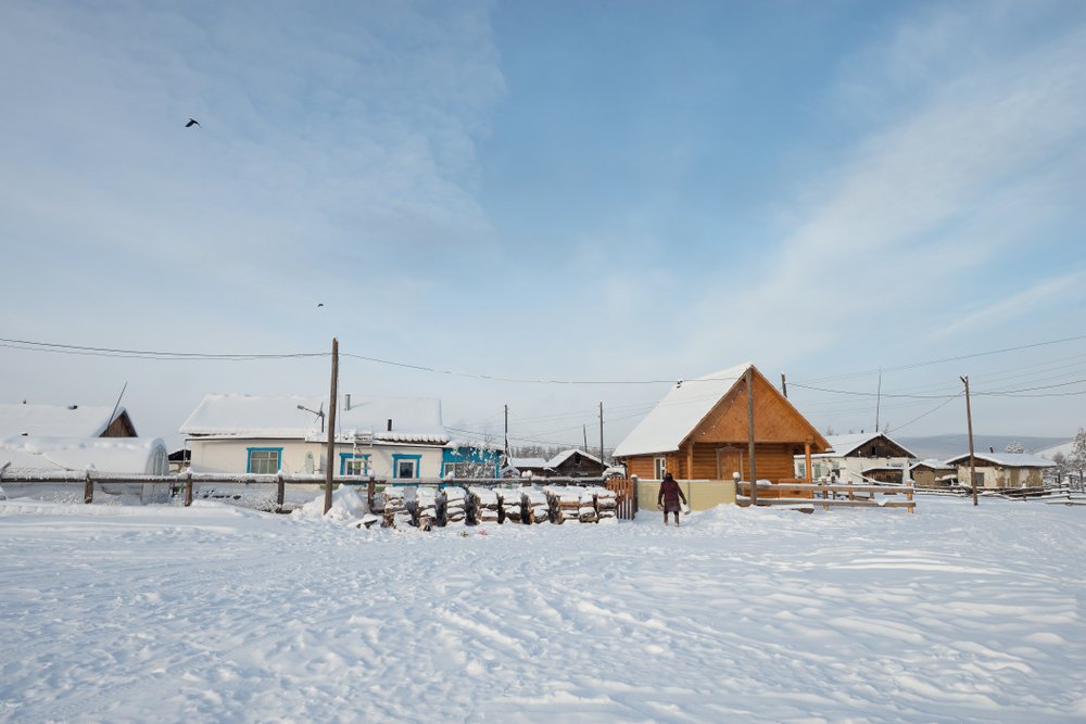 Rusya, Oymyakon: Kışın -51 dereceye kadar düşen soğuğuyla Oymyakon köyü dünyanın en soğuk noktalarından biri. İlginç bir şekilde köyün adı ise “donmamış su” anlamına geliyor. Bunun sebebi ise köyde çıkan termal su kaynakları.