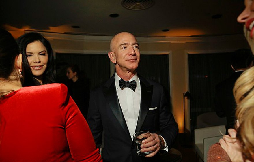 New York Times'ın servis ettiği resimde ise Sanchez ile Bezos'un hafta sonu gerçekleşen Altın Küre ödülleri sonrasında düzen eden Amazon'un partisine katıldığı görülüyor.