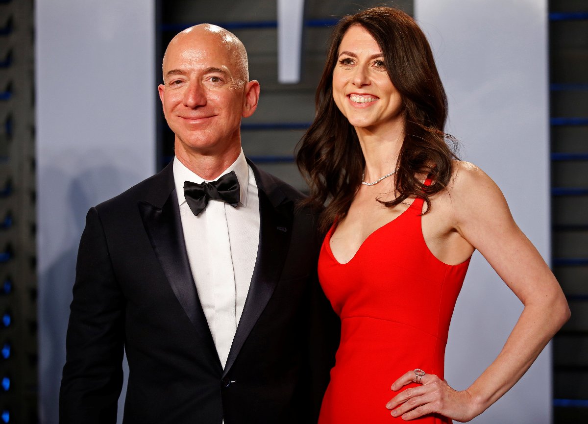 Eşiyle sık sık davetlerde boy gösteren Bezos en nihayet senatör John McCain'in cenaze töreninde kamera karşısına geçmişti.