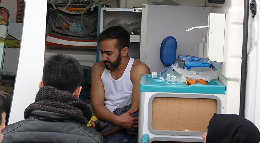 Yaralılar olay yerine gelen ambulansla hastaneye kaldırıldı. Foto: DHA