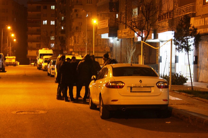 Gördükleri ürpertici manzara karşısında şok yaşayan apartman sakinlerinin 155 Polis İmdat Hattı'nı araması üzerine olay yerine çok sayıda polis ve sağlık ekibi sevk edildi. Fotoğraf: İHA