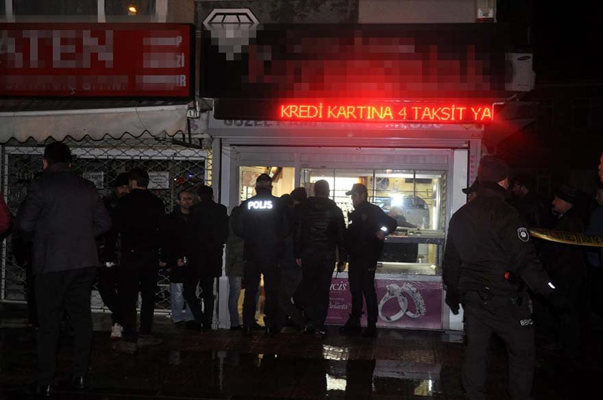 FOTO: DHA -KUYUMCUYA GIRIP POMPALI TUFEKLE IS YERI SAHIBINI OLDUREN SUPHELILER, OLAY YERINDEN KACTI. POLIS OLAY YERINDE INCELEME YAPTI.