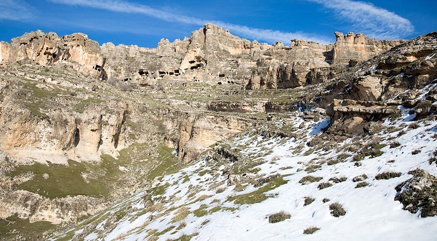 Bölgenin çok büyük bir bölümünde M.Ö. 1260-653 yılları arasında Asurların hüküm sürmesi bu iddiaya gerekçe olarak gösteriliyor.