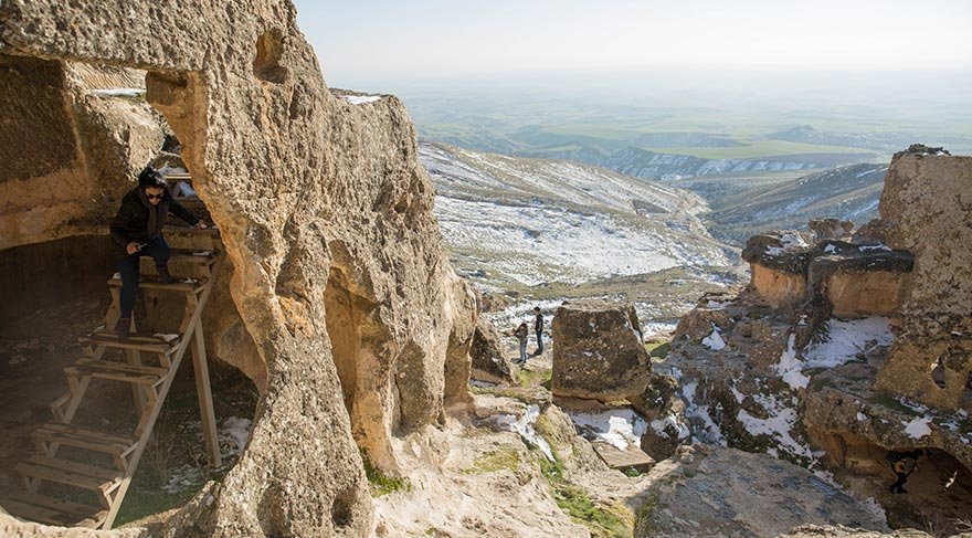 Anadolu’nun en eski mağara yerleşim yerlerinden bir olan Hasuni mağaraları Mezolitik dönemde yerleşim görmüş, antik dönemde, özellikle Hristiyanlığın ilk yayıldığı dönemlerde ve orta çağda önemli yerleşim alanlarından biri olmuş.