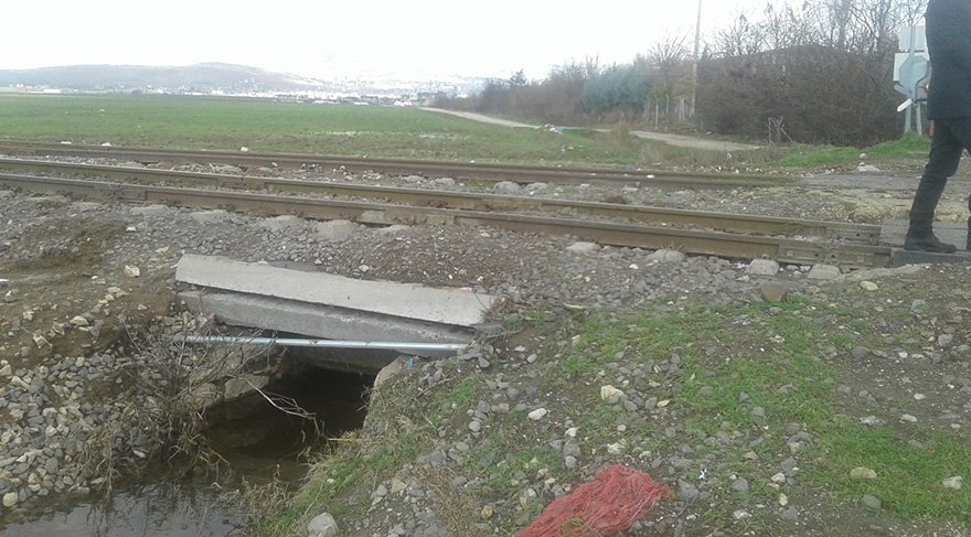 Yağmur sularının çekilmesinin derhal peşinden menfez üzerinde bulunan rayların zarar gördüğü alana çıktı. fotograf : İHA