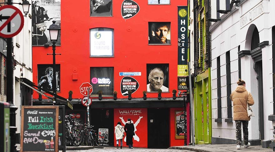 Akşam saatlerinde Liffey Nehri üzerinde yansıyan Dublin'in ışıkları. İrlanda’nın Ortaçağ'dan bu yana başkenti olan Dublin, ülkenin doğu kıyısının ortasında, Liffey Nehri'nin ağzına kurulmuş.