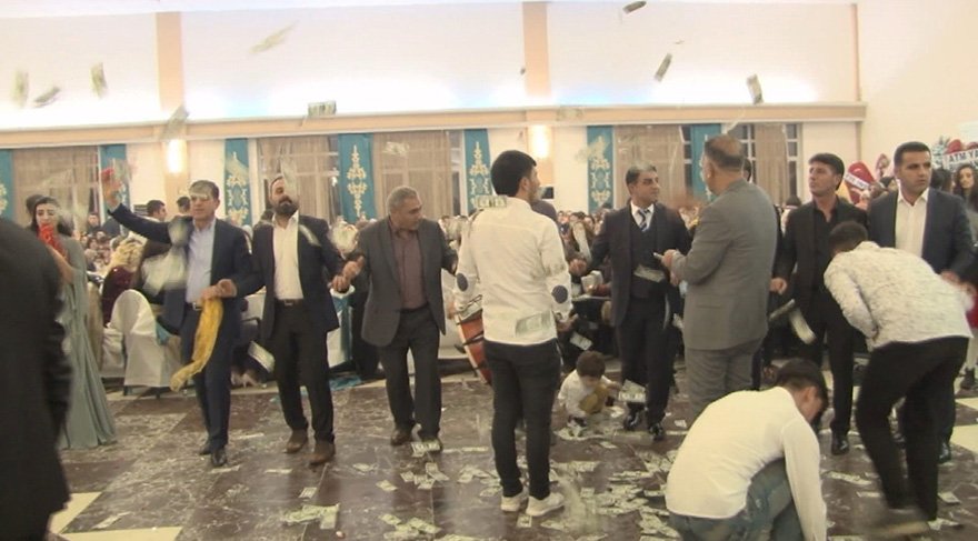 Düğünde dolarlar havada uçuştu. Foto İHA