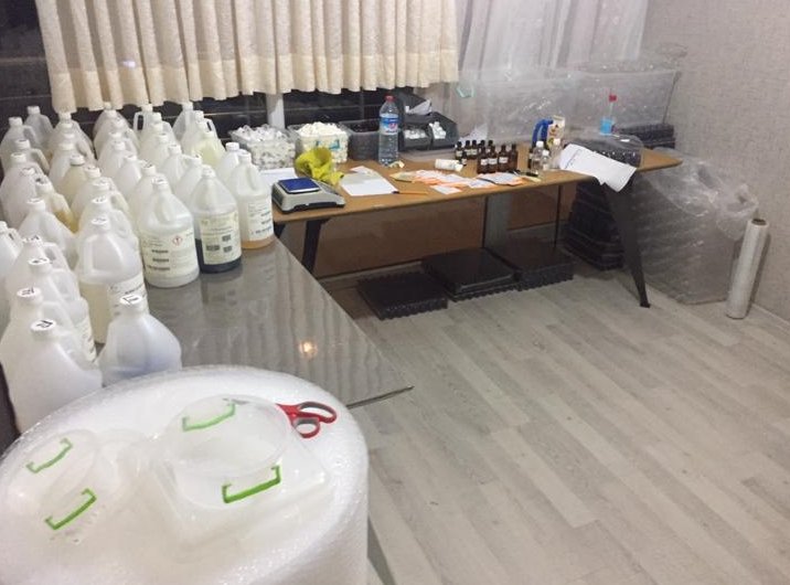 Evde kaçak sigara yapımında kullanılan çok miktarda kimyasal malzeme ele geçirildi. Foto: AA