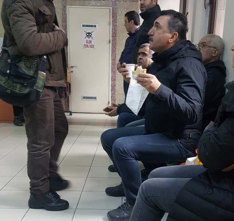 FOTO:SÖZCÜ - Ferhat Tunç, kahvaltısını, adliye koridorunda ifade vermek için beklerken yaptı.