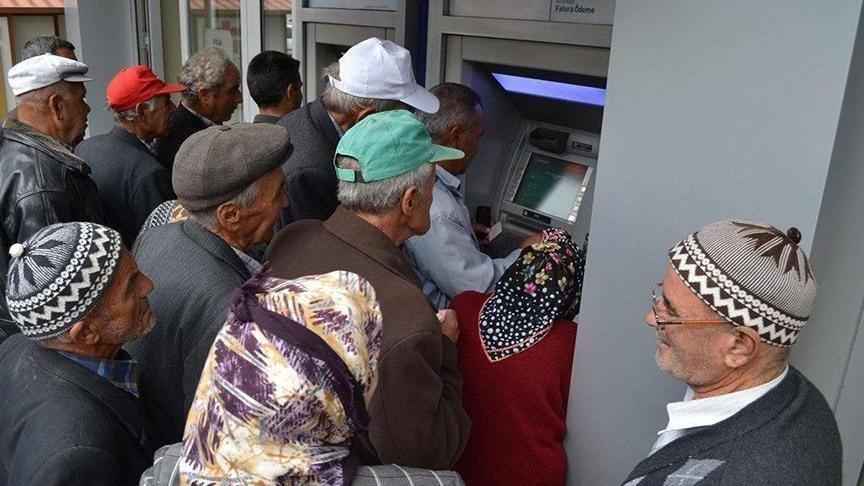 Emekli maaşı hesaplama sistemi… Zamlı emekli maaşları hesaplara yatmaya başladı!
