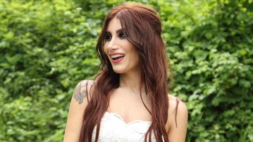 İrem Derici, yeni imajıyla ilk kez sahne aldı