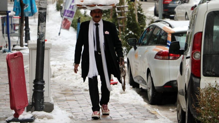 Takım elbiseli simitçi dikkat çekiyor