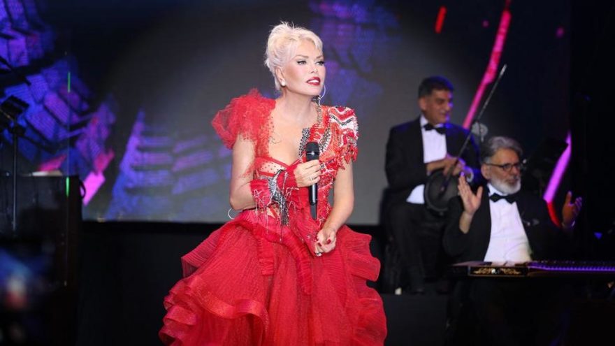Ajda Pekkan 300 bin TL’lik elbisesiyle sahne aldı