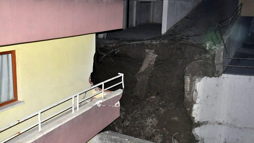 Ankara’da toprak kayması nedeniyle iki apartman tahliye edildi