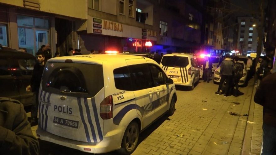 Genç kadını sokak ortasında dövdü! Araya girenleri bıçakladı