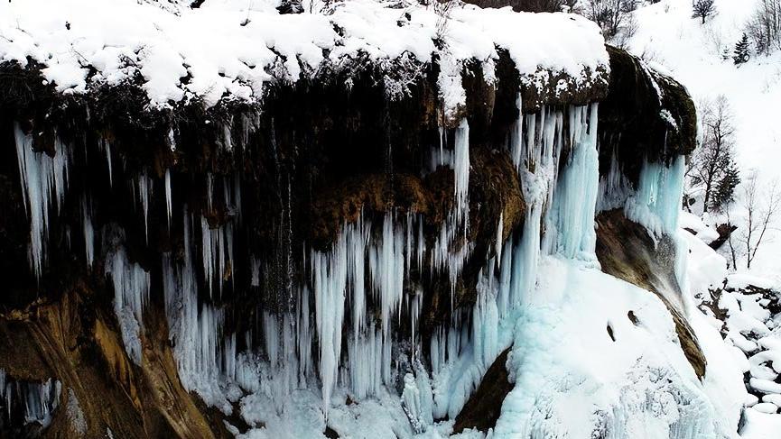 Dipsiz Göl Şelalesi’nde turkuaz buz sarkıtları oluştu