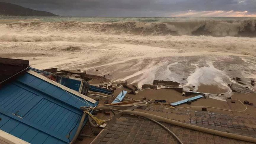 Fethiye’de 5 metrelik dalgalar sahili yıktı geçti!