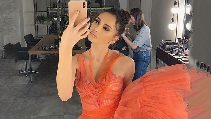 Emina Jahovic ödül aldı, giydiği kıyafet hediye paketine benzetildi