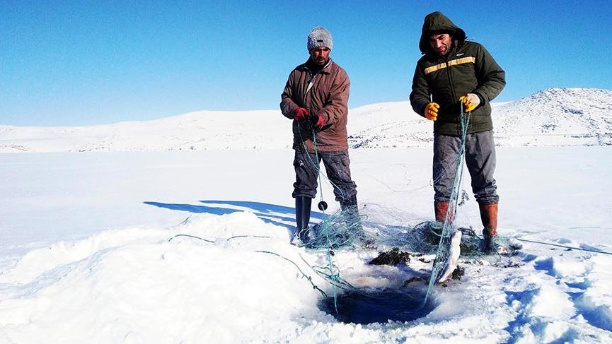 Donan Çıldır Gölü’nde Eskimo usulü balık avı