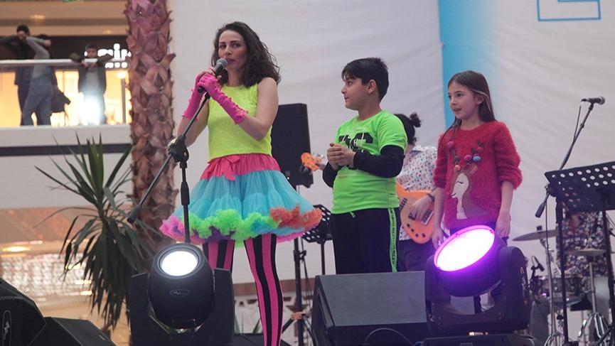 Ezo Sunal minik hayranlarıyla eğlendi