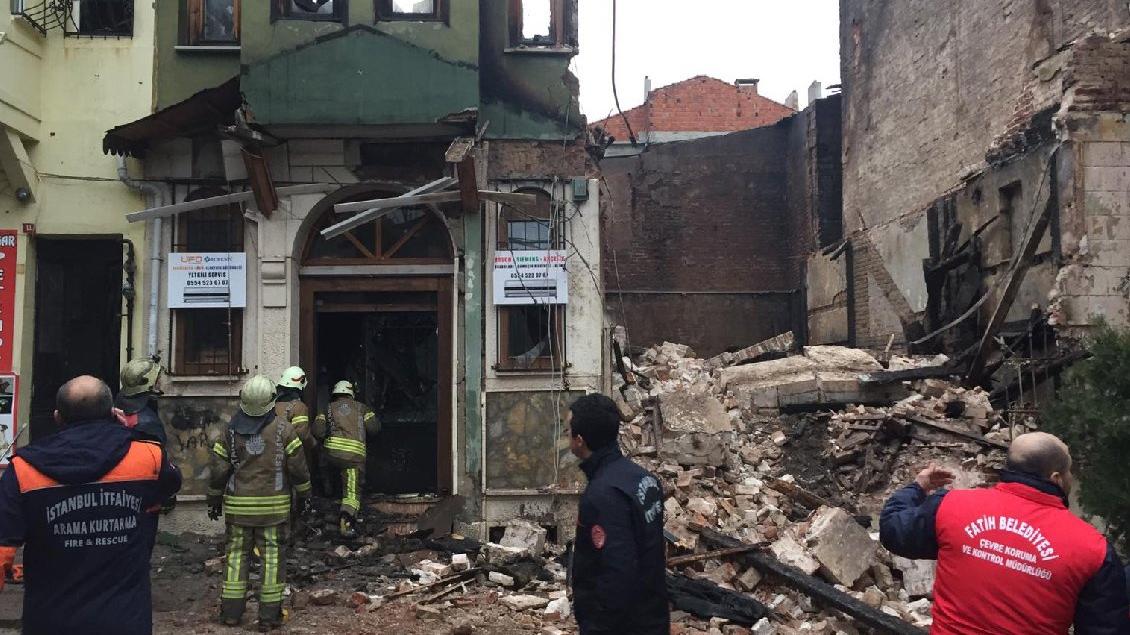 İstanbul Yedikule'de bir bina çöktü