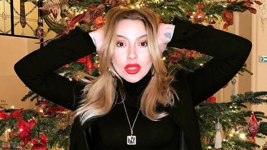 Hadise, parmağa dikkat!