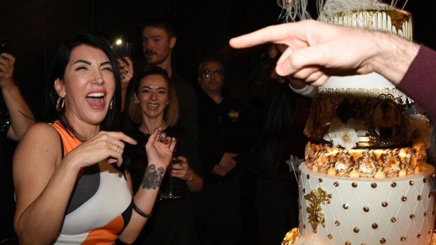 Hande Yener’e görkemli pasta