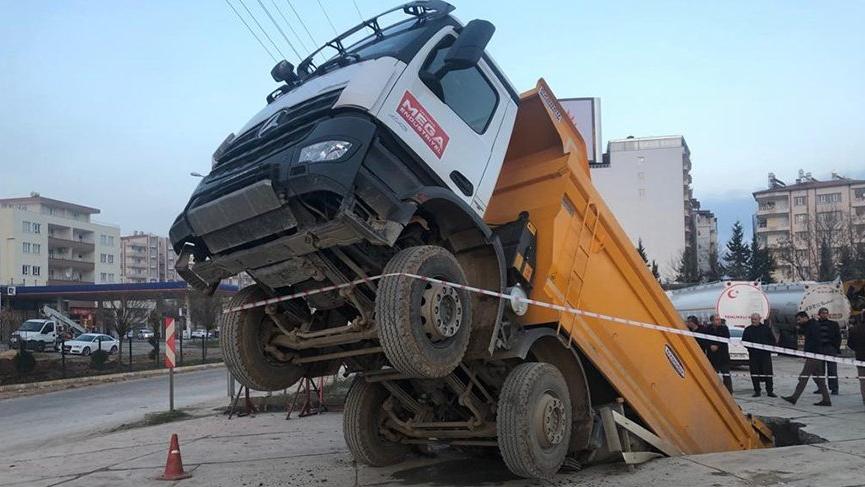 Adıyamanâın Kahta ilçesinde akaryakıt istasyonunun giriÅinde mıcır yüklü kamyon, beton zemin çökünce çukura düÅtü. ile ilgili görsel sonucu