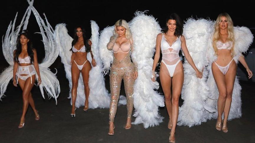 Kim Kardashian ve kardeşlerinin podyum yürüşüyü