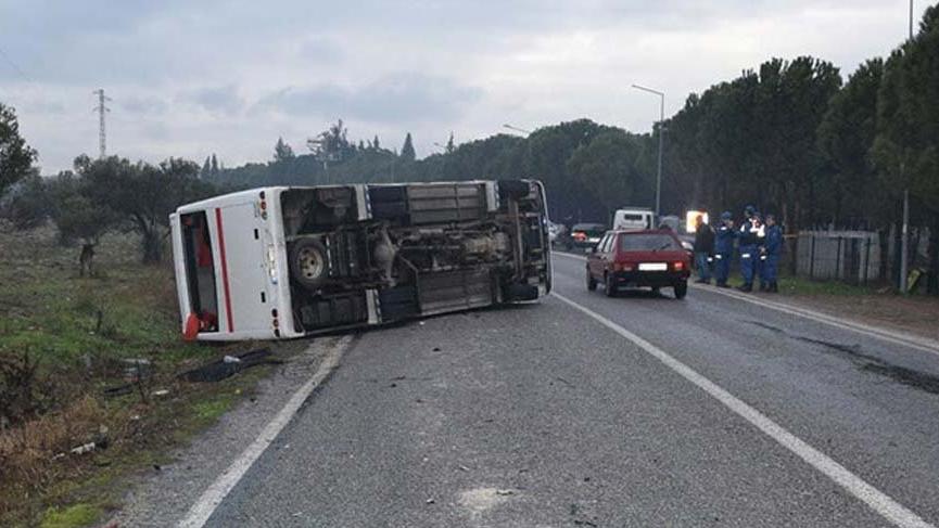 İşçi servisi devrildi: 17 yaralı