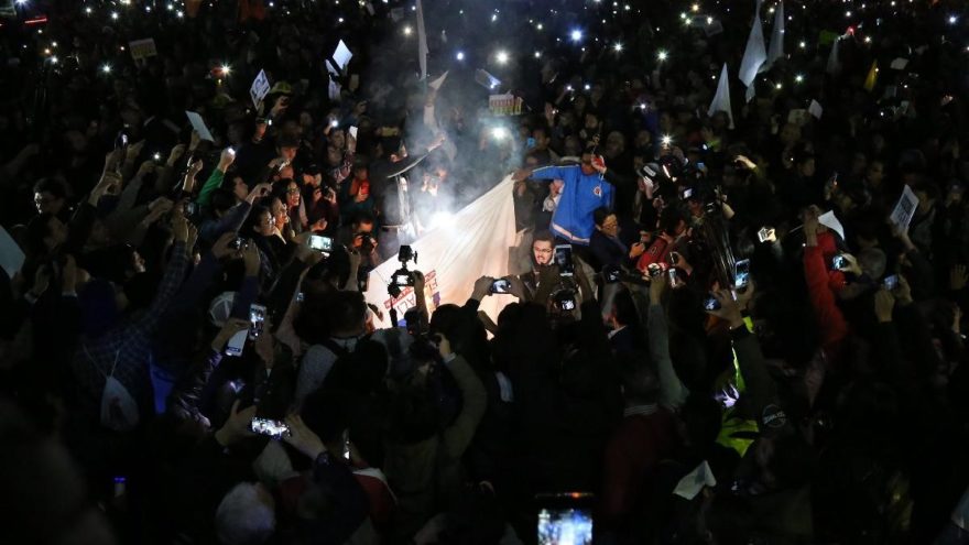 Kolombiya’da yolsuzluğa isyan! Tüm ülke geceyi sokakta geçirdi