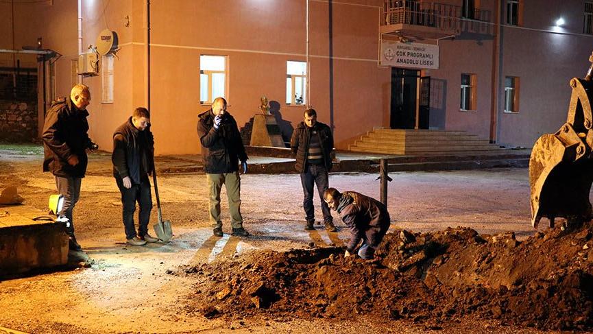 Okul bahçesindeki kazıda insan kemikleri bulundu