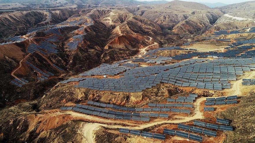 Çin’de dev güneş panelleri tarlaları