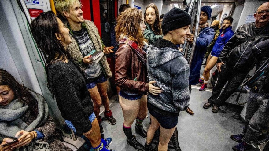 Sabah görenler gözlerine inanamadı… Pantolonu indiren metroya bindi!