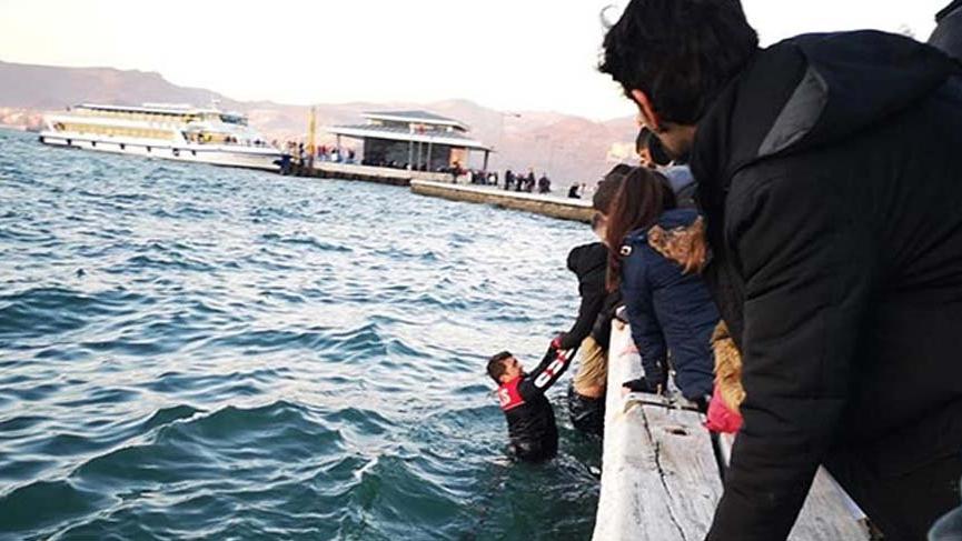 Polis memuru hiç tereddüt etmedi atlayıp kurtardı