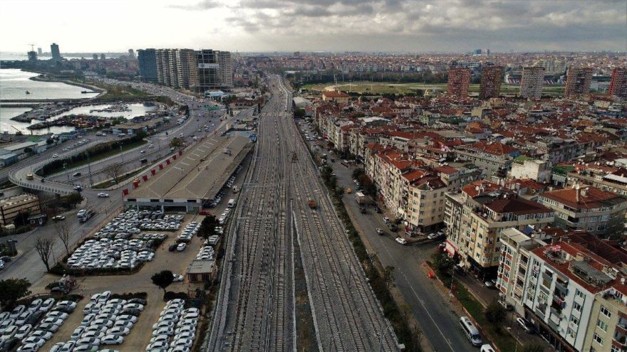 Sona yaklaşılan Halkalı-Gebze banliyö hattında bazı tabelalar takıldı