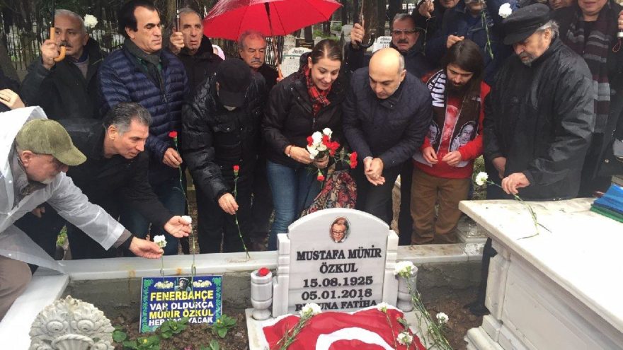Münir Özkul mezarı başında anıldı