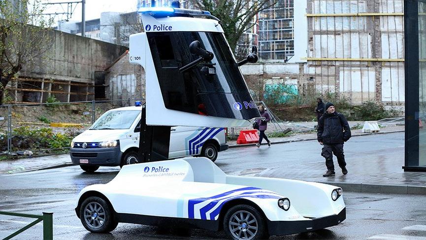 Protestoyu takip eden polis aracı tasarımıyla dikkat çekti