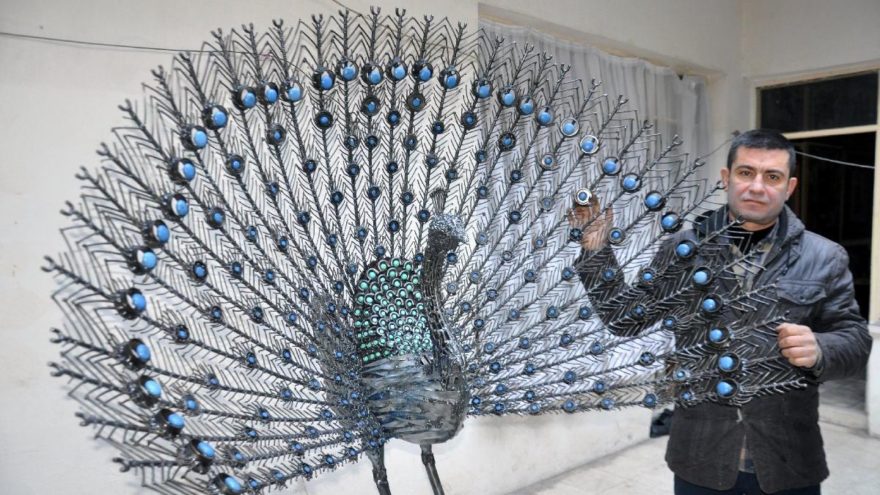10 bin parça hurdayla tavus kuşu heykeli yaptı