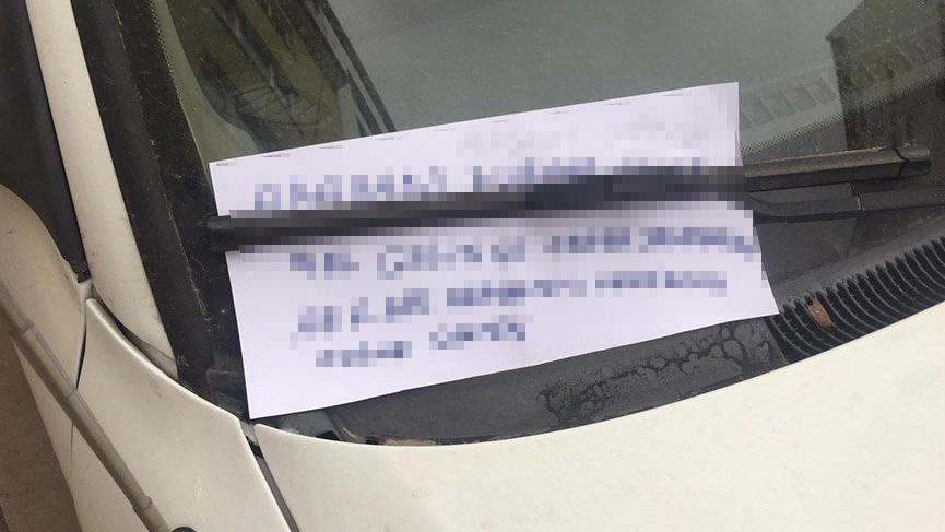 Otomobilin sileceğine bırakılan yazıyı gören dönüp bir daha bakıyor!